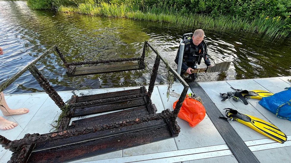 Vid badplatsen i Storebro hittades en parkmöbel med två bänkar och ett bord.