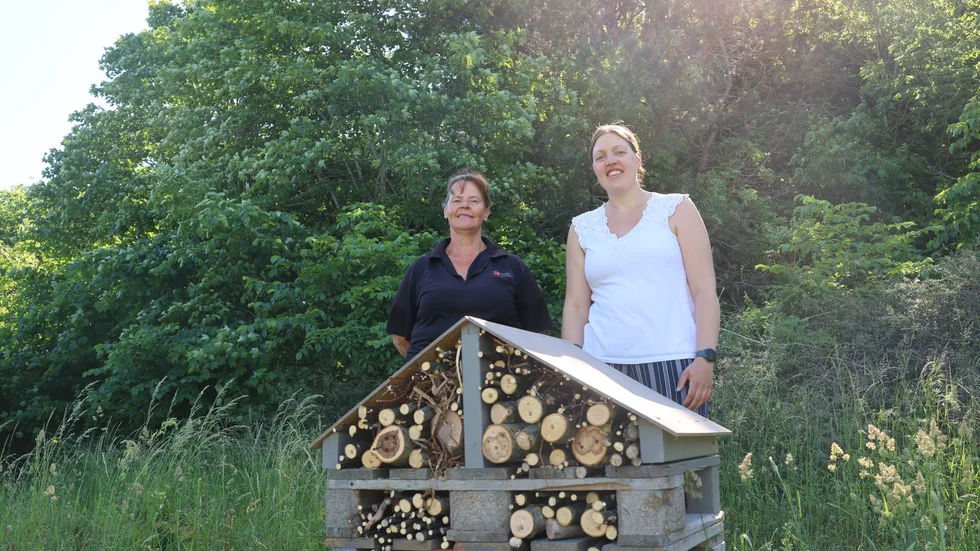 Parkarbetarna Inger Hallgren och Sofie Nordling kom med det vinnande förslaget, men det handlar inte om ett gemensamt förslag utan de båda hade samma idé. 