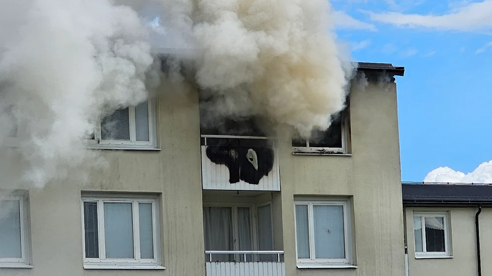 En balkong blev kraftigt svedd av elden.
