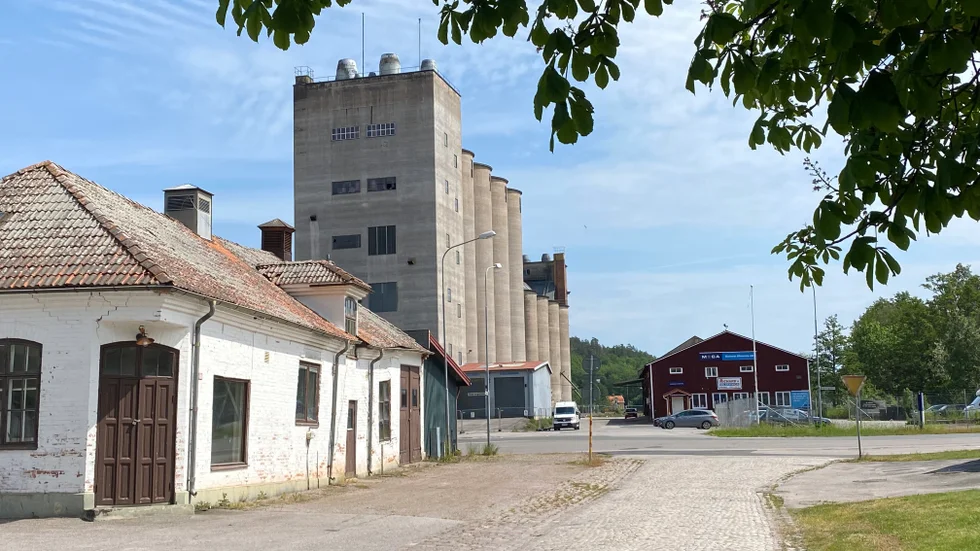 Kommunen vill riva silon i Gamleby och har fått rivningslov, men rivningen dröjer.