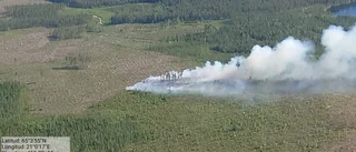 Stora pådraget – räddningstjänsten kvar vid skogsbranden