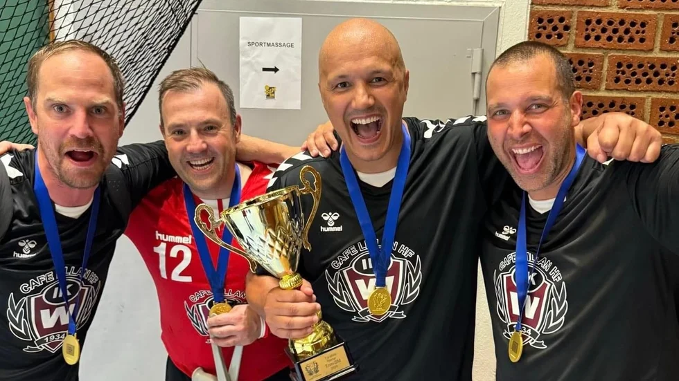 Guiftränaren Zoran Roganovic (trea från vänster) tog under lördagen sitt första SM-guld – men nu som spelare med Café Lillan.