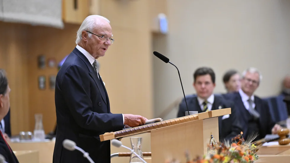Den icke-folkvalda statschefen måste öppna riksdagen innan de folkvalda ledamöterna får börja årets arbete. Det är bara ett bevis på att monarki inte hör hemma i en demokrati.