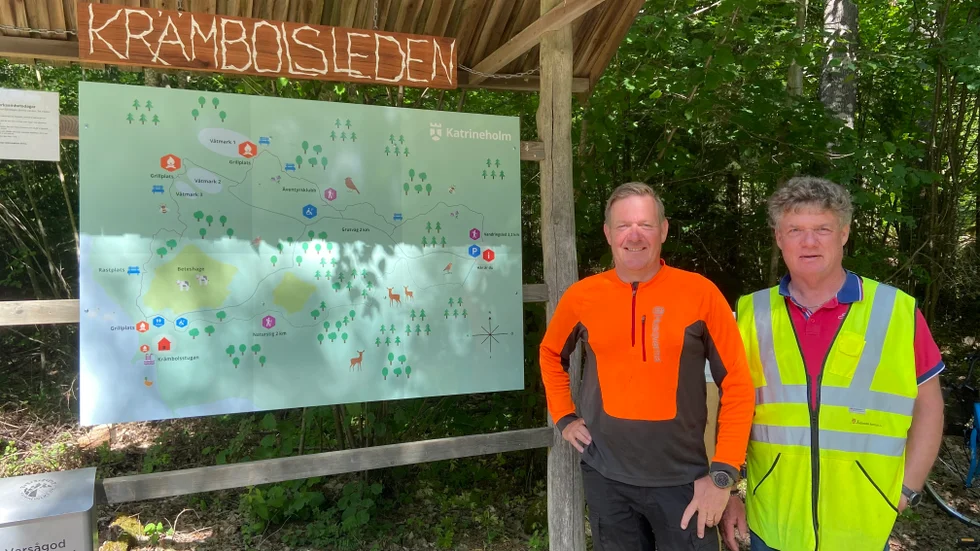 Robert Henriksson, arbetsledare vid enheten skog och natur på Katrineholms kommun, och Johan Larsson, arbetsledare på gata och anläggning, har jobbat med anläggningen av den nya vandringsleden. Här står de framför den nya kartan som guidar besökarna till leden. 