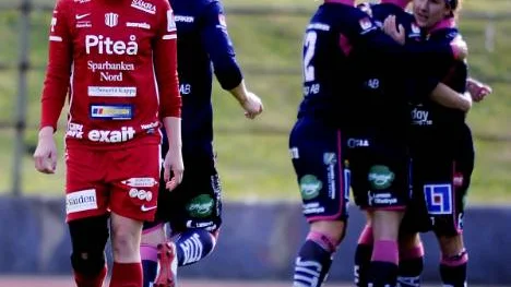 Tunga steg. Sara Eliasson och hennes Piteå föll tungt borta mot Umeå som gjorde två mål under den sista halvtimmen.