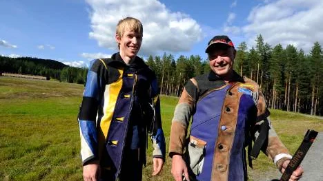 I helgen utkämpades en tuff kamp på skjutvallen mellan Gustav Lövgren, Niemisel, och den 32 år äldre Donald Johansson, från Ale.Foto: Joakim Nordlund