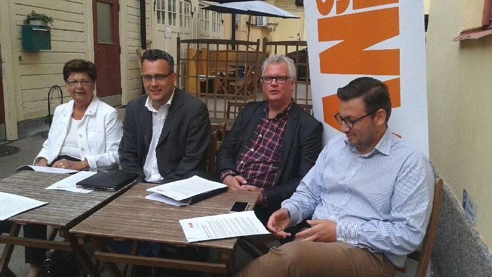 Nöjda med Alliansens insatser är fr v Linnea Darell (FP), Andreas Ardenfors (KD), Paul Lindvall (M) och Muharrem Demirok (C),