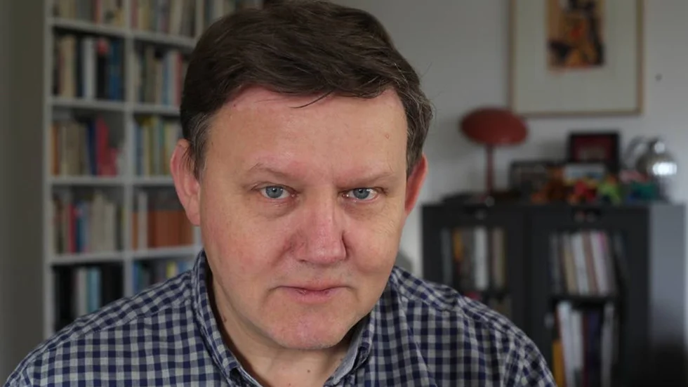 Gunnar Lindstedt är verksam som reporter på Veckans Affärer, 1998 mottog han Stora Journalistpriset för sina artiklar om Trustorhärvan.