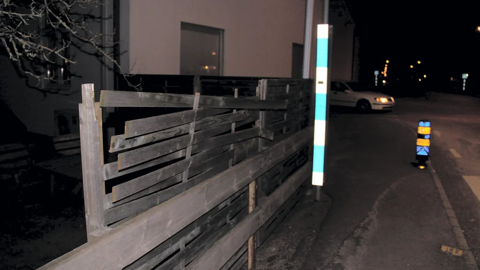 En man i Väderstad gav sig på en skärm och flera bilar med sparkar och slag. Bild: GUNILLA RECH