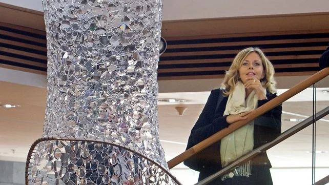 Cecilia Wikström är mycket imponerad av Kerstin Hedströms utsmyckning. Foto: Göran Ström