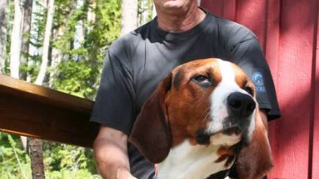 Arne Honkamaa med hunden Poke. FOTO: Stina SpeTth