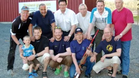 Boden vann stadsmatchen i skytte, sex poäng före Luleå. Bakre raden fr : Torgny Lindfors, coach, Kjell Marklund, J-O Lampinen, Lars-Erik Enström, Tommy Isaksson och Gunnar Iversen. Främre raden fr v: Patrik Lindfors med sonen Kalle, Anton Lindfors, Harry Thornéus och Henry Lindström.