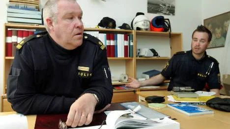 Tre kungsörnar har dödats i sitt bo. Anders Holmlund, polis i Arjeplog sedan 1995, utreder det grova jaktbrottet.    FOTO: Göran Ström