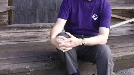 Fredrik Holmbom tar en paus på häbrets trappa under arbetet med att förbereda valkampanj som ska ge Piratpartiet en plats på riksdagens Norrbottensbänk. Han tänker själv kandidera.FOTO: Jan Bergsten