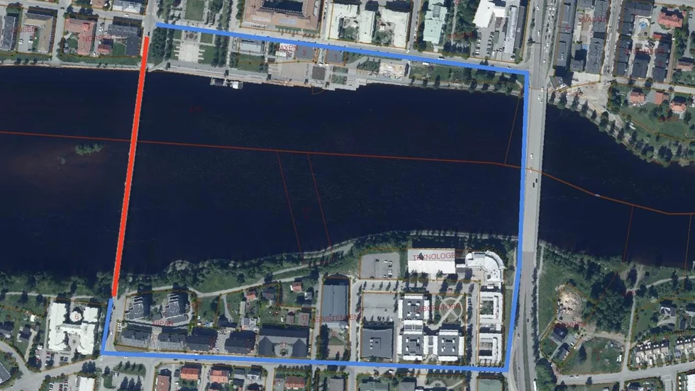 Den röda markeringen visar den sträcka som stängs av. Gående hänvisas använda den blåa sträckan.