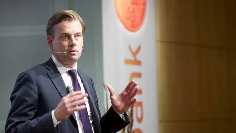 I TV-programmet Agenda (19/2) satt Swedbanks vd Michael Wolf till och med och förklarade att bolånekunderna närmast borde vara tacksamma för att banken gett aktieägarna höjd utdelning istället för att sänka boräntorna.