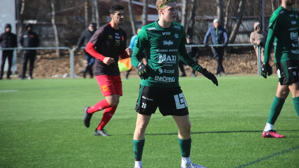 Alexander Littlewood visade att han vill vara ett forwardsalternativ. Det blev två mål, precis som i premiären mot Avesta AIK.
