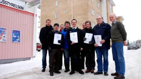Åtta skogs- och markägare var i går på plats och tilldelades stipendier av Svante Larsson från Skogsstyrelsen. Bengt Hietaniem, Övertorneå, Leif Nilsson, Överkalix, John Mörtberg, Övertorneå, Bengt Nordström, Kalix, Johan Salmi, Övertorneå, Ture Emanuelsson, Övertorneå (ombud för hustrun Barbro Emanuelsson), Svante Sirviö, Kalix, Thure Töyrä, Övertorneå och Svante Larsson, distriktschef Skogsstyrelsen.