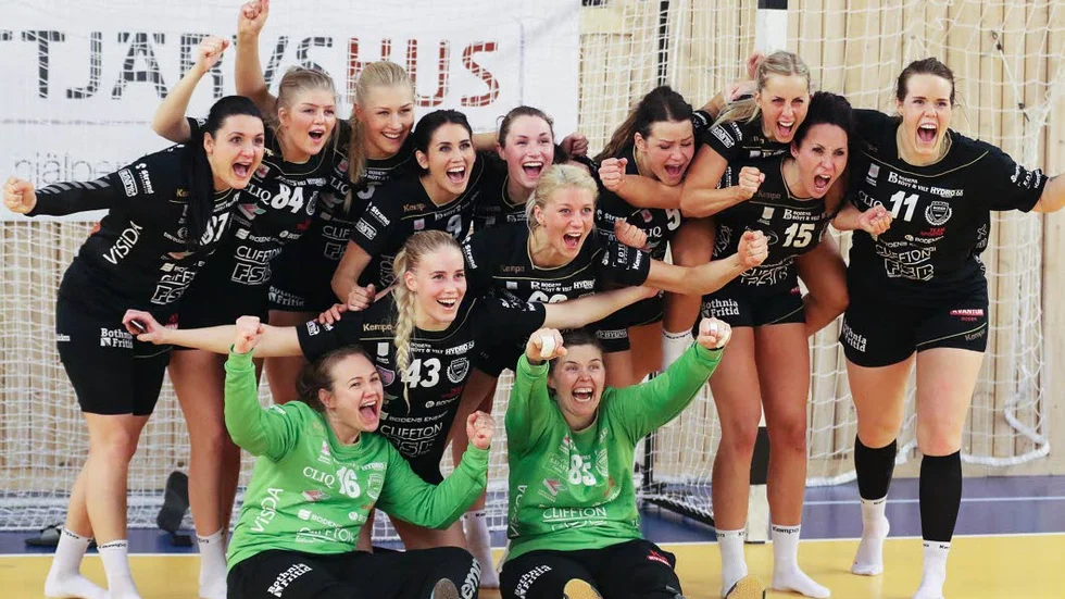 Superglädjen. Spelarna Boden Handboll skriker ut sin glädje efter att ha säkrat en kvalplats till elitserien.