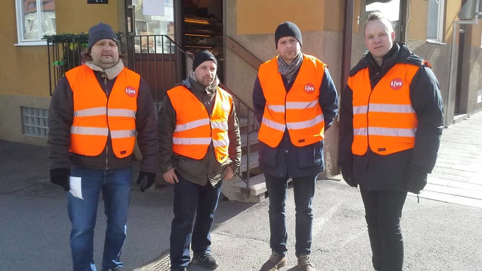 Robert Gustafsson, Linus Ekegren, Ken Clignéz och Fredrik Pettersson stod på trottoaren och informerade om blockaden mot Ingeborgs bageri.