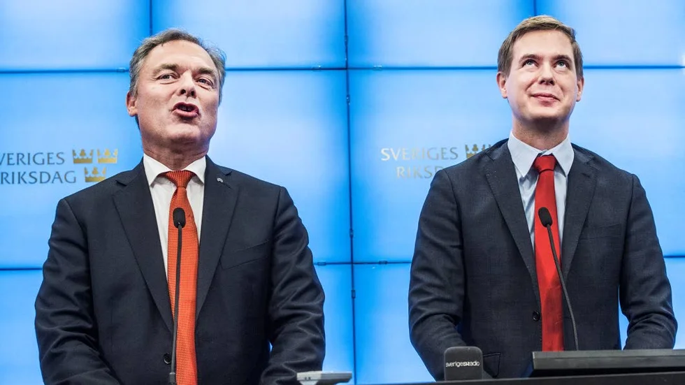Överens. Jan Björklund (FP) och Gustav Fridolin (MP) kompromissar om betyg från fjärde klass. Varför inte göra som Finland istället?