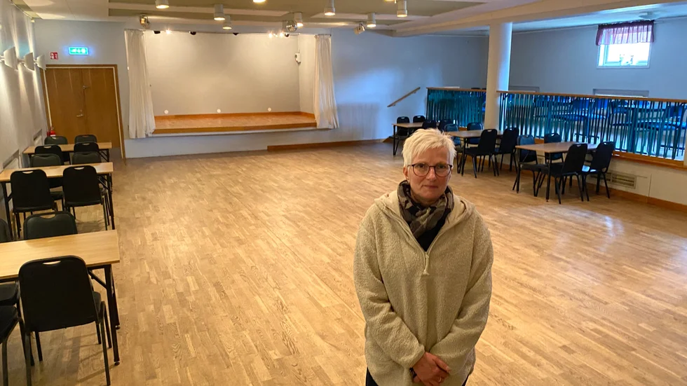 Maria Lockström, som är ordförande i Folkets hus, berättar att det är tuffa tider just nu. "Elräkningarna håller på att ta död på oss. Vi lider", säger hon.