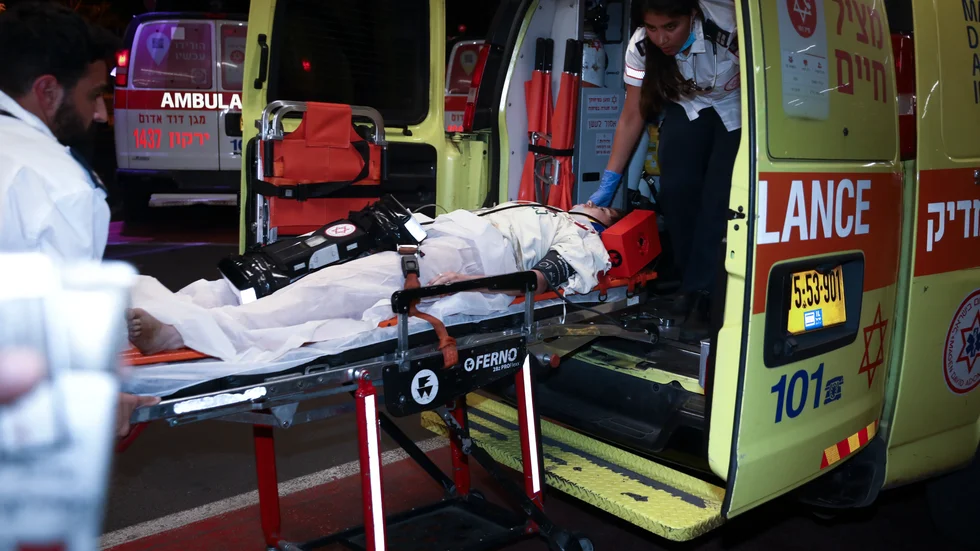 En skadad person förs till sjukhus i Tel Aviv efter en attack på strandpromenaden.