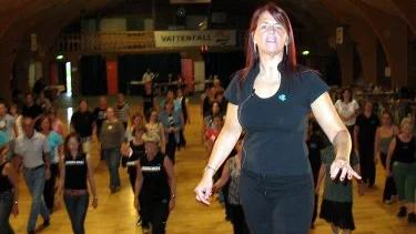 Maggie Gallagher, från England är något av en världskändis inom line dance. I lördags höll hon instruktörskurser för dansare i sporthallen i Vuollerim. Fotograf: John Filipsson