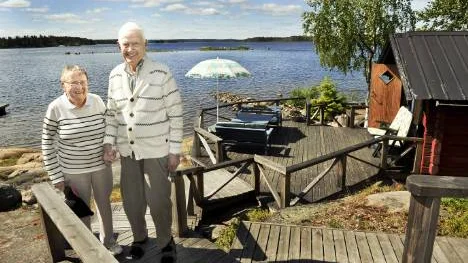 Nils och Anna Greta "Nickan" Smith vid sitt vackra sommarställe i Jaktviken. I dag fyller Nils Smith 95 år.  Foto: Bengt-Åke Persson