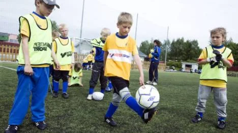 Filip Keisu är inte de stora ordens man. Åtminstone inte ännu. Men trixa med bollen gillar han. Inför NSDs reporter satte han nytt personligt rekord i att jonglera. Låt vara lite motvilligt, men ändå.  Foto: PÄR BÄCKSTRÖM