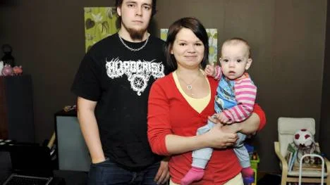 Peter Forsman, dottern Elina, 1, och Emma Wihlsson har plats 796 i Luleå tomtkö. Men de har tiden för sig och känner ingen stress.                                                                                                                                                        FOTO: Bengt-Åke Persson