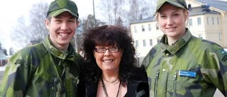 Strandsatta soldater bjuds på underhållning