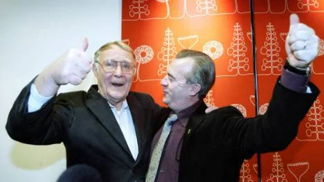 Ingvar Kamprad och kommunalrådet Sven-Erik Bucht jublar tillsammans över Ikea. Etableringen skapade ofantliga förväntningar.FOTO: Pär Bäckström FOTO: Pär Bäckström
