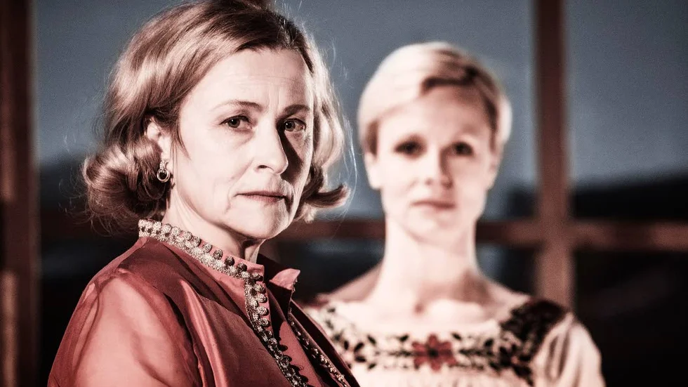 Gunilla Röör och Kirsti Stubø i "Höstsonaten"på Stockholms stadsteater.