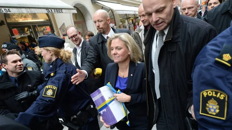 Magdalena Andersson (S) på budgetpromenad.