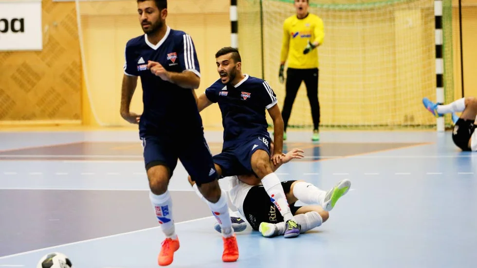 Tufft spel. I andra halvlek tuffade spelet till sig mellan KFUM Linköping och Örebro. Här är det Kerar Al Hamed som får känna på en tackling.