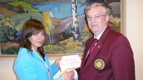 Erica Steding, Luleå Alpina, fick ta emot ett stipendium av Guldklubben vid skidtinget i Boden. Stipendet var på 3000 kronor och delades ut av Ola Wikberg, Boden.