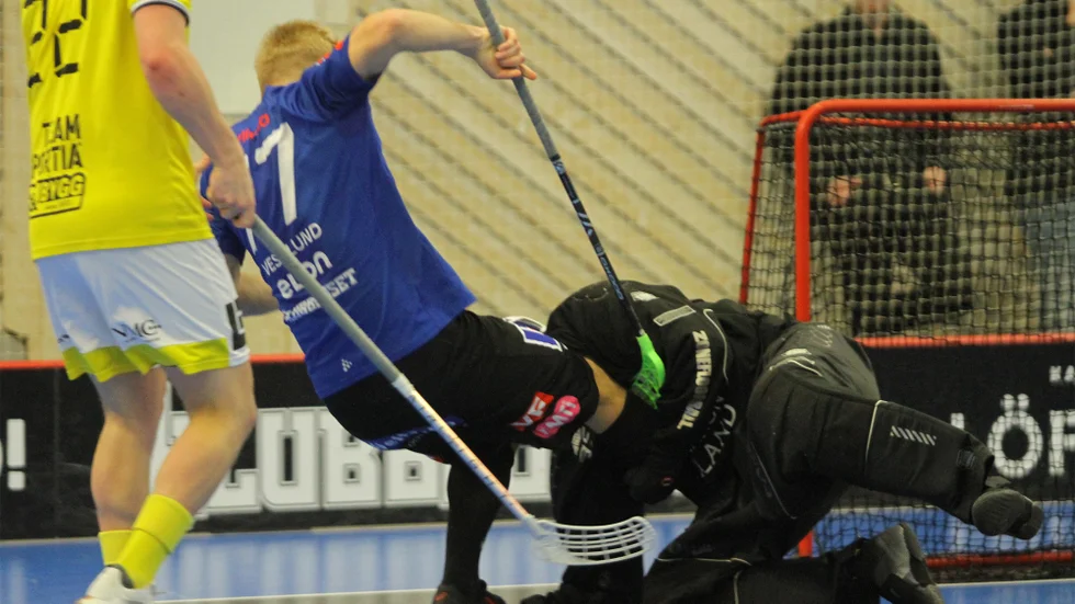 Tuffa tag mellan Anton Vestlund och Visbymålvakten Rasmus Ekström.
