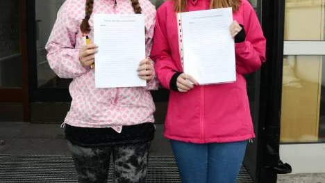 Sofia Stålnacke Johansson och Fanny Poromaa samlar in namnunderskrifter på Triangelskolan.FOTO: Åsa Junkka
