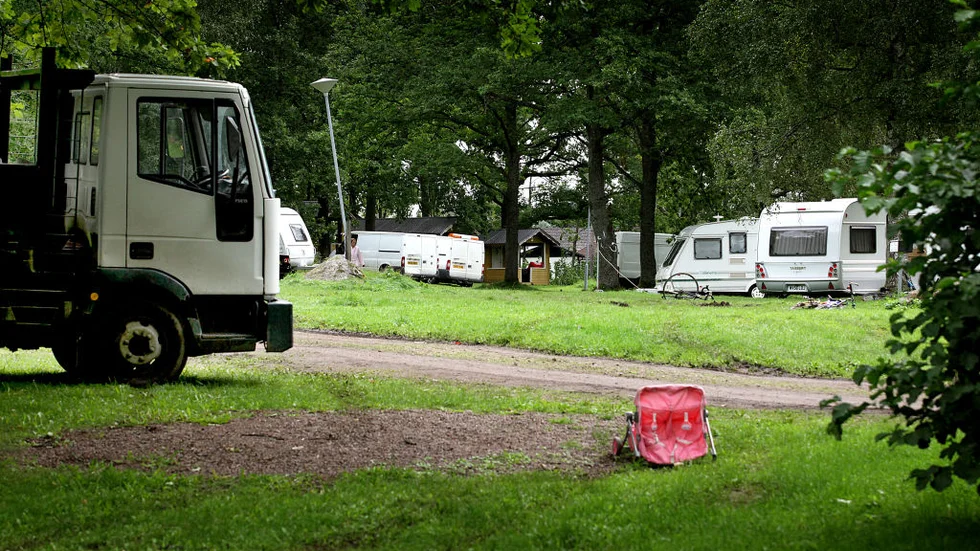 Irländska platt- och asfaltläggare bor här. Magnus Oscarsson (KD) tycker att de är ett så stort problem att han vill stänga campingen omedelbart.