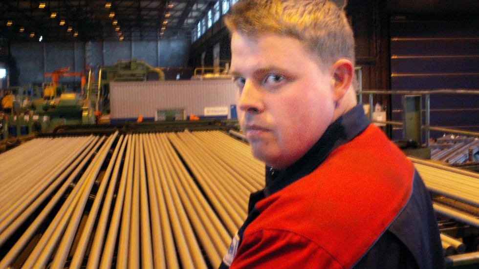 Patrik Karlsson tvingades hem från Boxholm Stål mitt i krisen. Ett och ett halv år senare har han fått komma tillbaka.
? Det är roligt. Jag har alltid trivts bra här. Jag känner ju nästan allihopa som jobbar på företaget. Sedan är det värt mycket att ha jobb i hemkommunen.