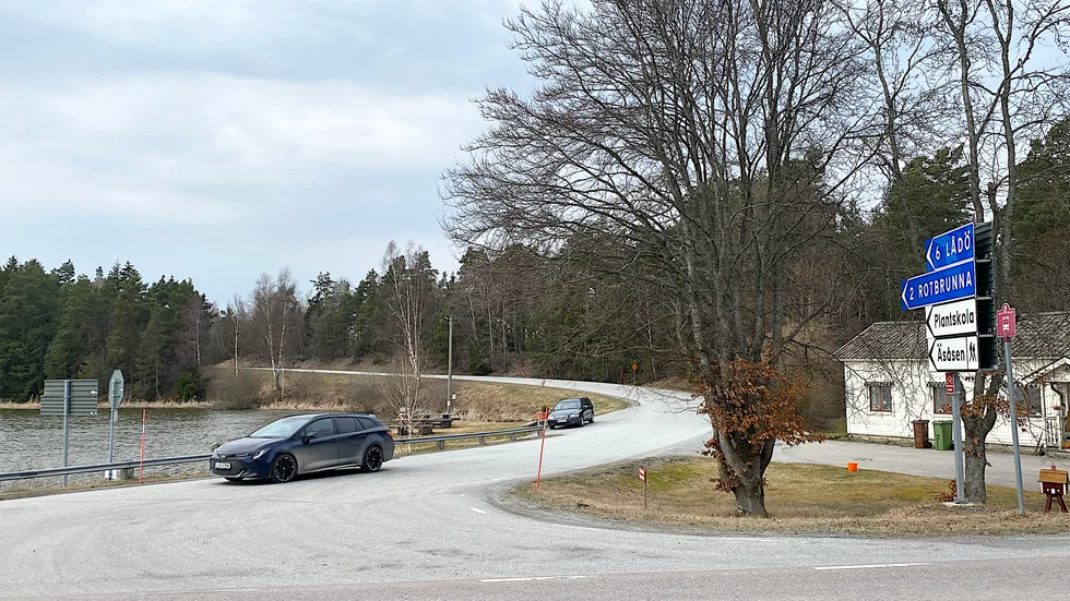 Väg 561, från Lådö till Långtora via Äs, får ny beläggning i sommar. Datum för sommarens beläggningsarbeten är ännu inte fastställda.