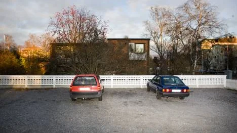 De sex parkeringsplatserna utanför Doktor Brambergs kiropraktorklinik har stoppats av kammarrätten efter överklagan från grannen, en kvinna  i 80-årsåldern.FOTO: Simon Eliasson