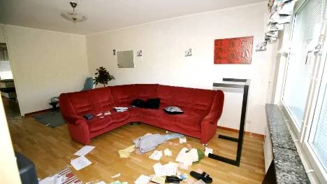 Sjuksköterskan berättar själv att han satt i soffan och gjorde i ordning en spruta när den 20-årige vårdtagaren plötsligt attackerade honom med kniv.FOTO: Polisen