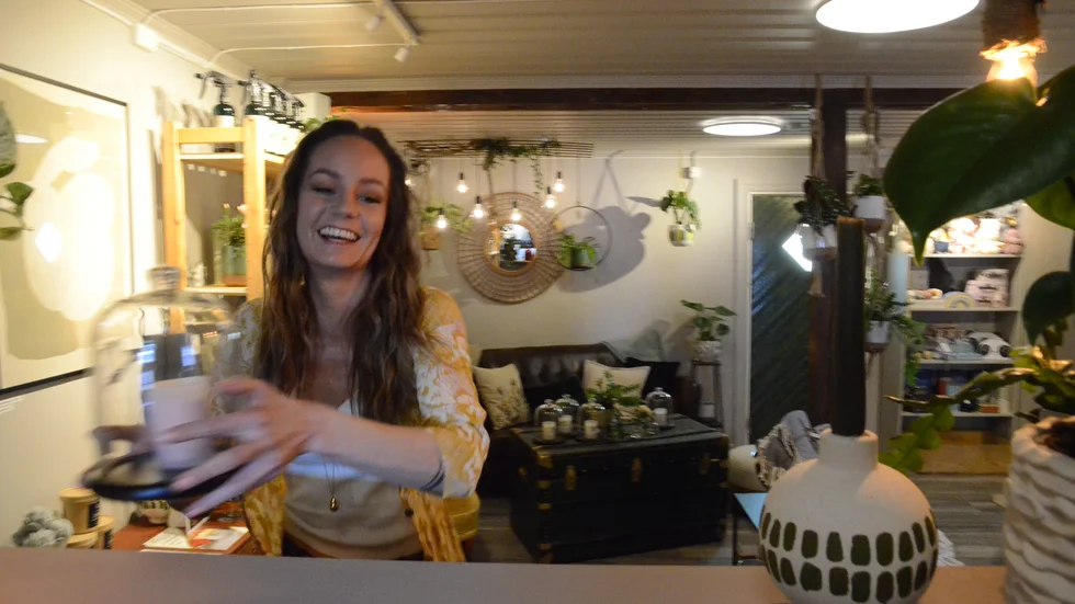 Haparandafödda Stina Stenils lämnar en fast inkomst och statlig anställning för att driva egen butik i en helt ny bransch. "Läskigt", säger hon, men också en gammal dröm.