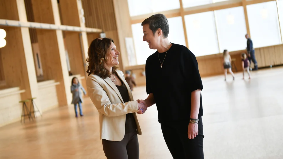 Anna Jirstrand Sandlund, vd för Skellefteå kulturhus AB och Challa Gustavsson, vd på Västerbottensteatern skakar hand på ett gott samarbete.