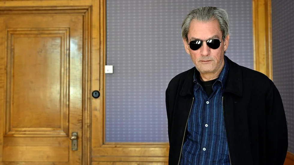 Paul Auster är född 1947 i New Jersey. Han började som översättare av fransk lyrik och debuterade som författare på 1970-talet. Fick sitt stora genombrott med New York-trilogin i slutet av 1980-talet.