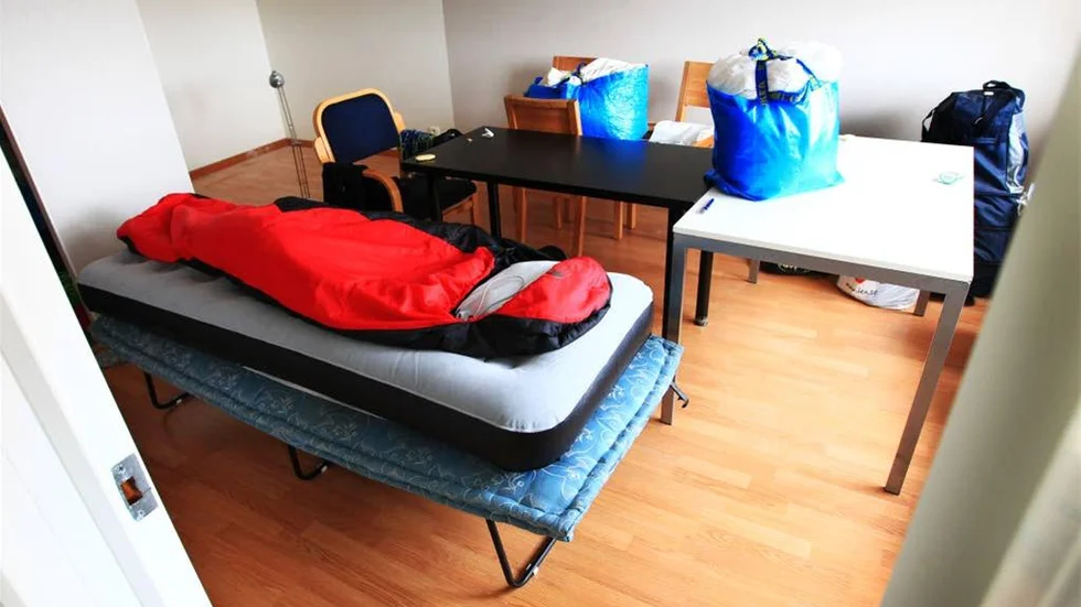 Helen sov till en början på sitt köksbord för att försöka undgå att bli biten. Nu har hon fått låna en säng med metallben.