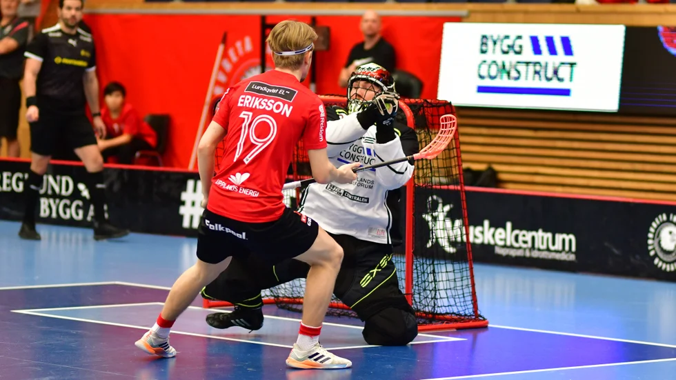 Måns Parsjö greppar bollen framför ögonen Filip Eriksson när Storvreta och Pixbo möttes häromdagen.