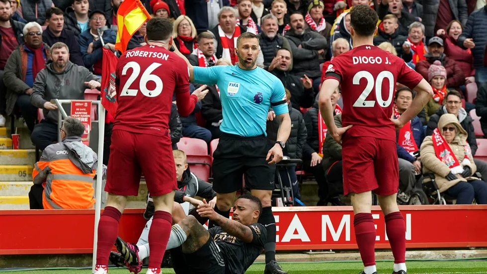 Liverpools stjärnback Andrew Robertson (tröja 26) hamnade i konflikt med den assisterande domaren Constantine Hatzidakis.